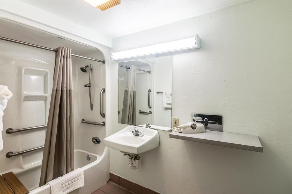 Premier Inn & Suites - photo 22
