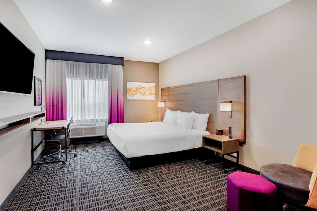 La Quinta Inn & Suites by Wyndham San Antonio Alamo City - photo 18
