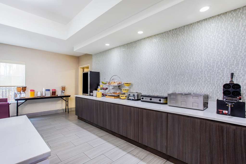 La Quinta Inn & Suites by Wyndham Fultondale Birmingham N - photo 27