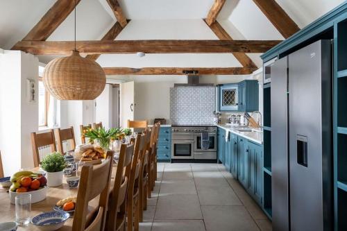 Broadway House 7 Bedroom 6 Baths — 4-Star Luxury Hotel in Cheltenham, United Kingdom