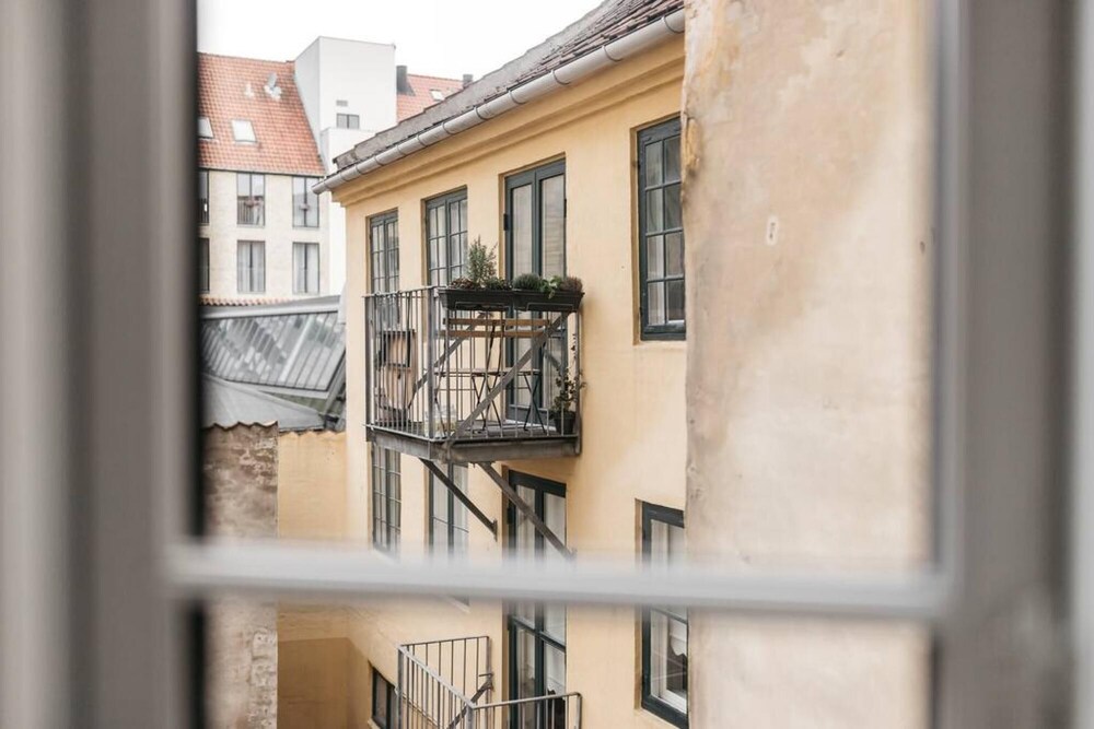 Large 4 bedroom with Balcony & Bathtub in CPH City — 4-Star Luxury Hotel in Copenhagen, Denmark