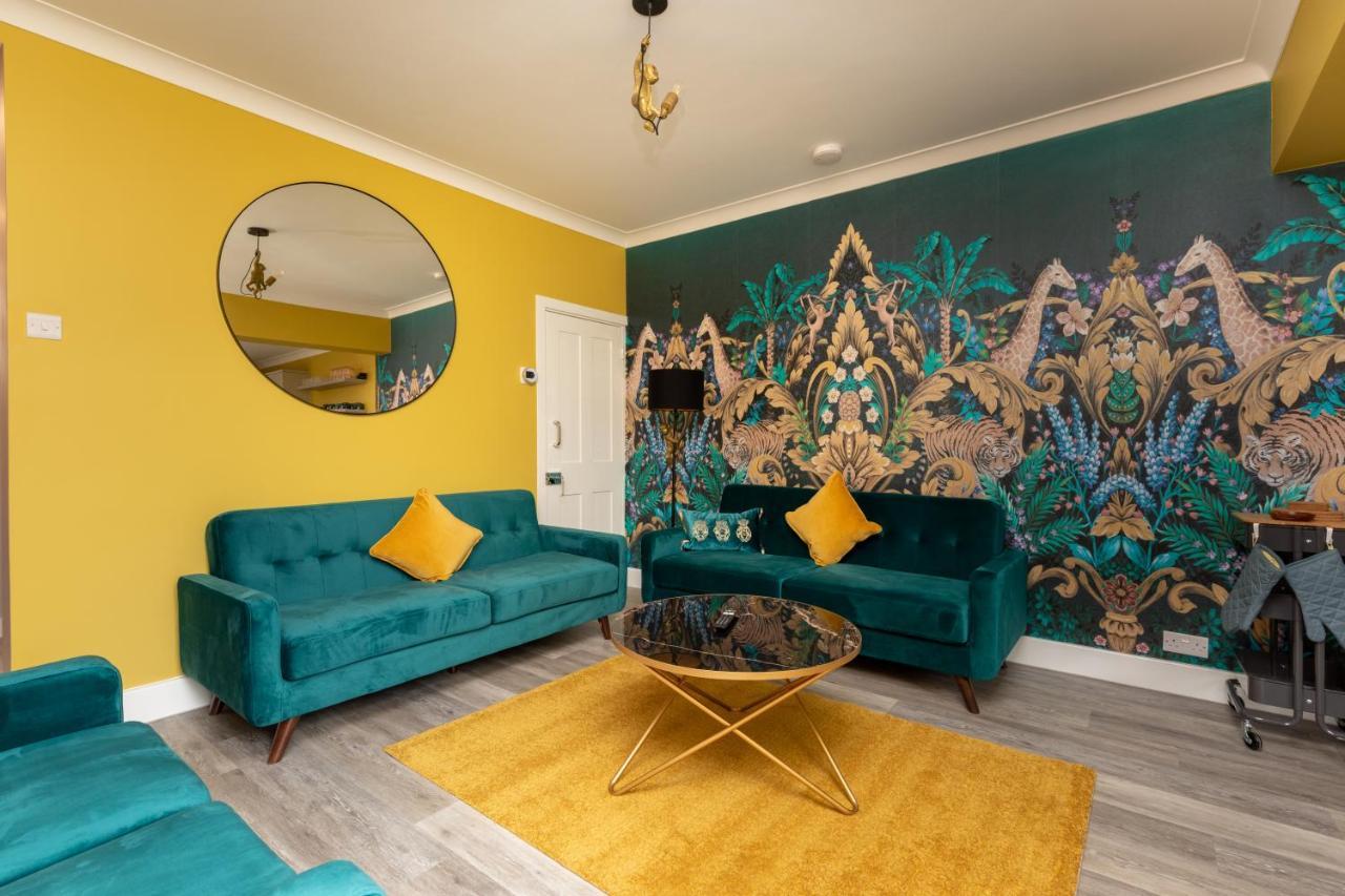 OnSiteStays Stylish 4 BR House with Beautiful Outdoor Space Wi Fi & Smart TVs — 4-Star Luxury Hotel in Dartford, United Kingdom