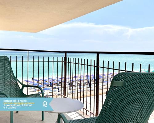 M389 Marcelli nuovo trilocale sul mare con spiaggia privata — 4-Star Luxury Hotel in Marcelli, Italy