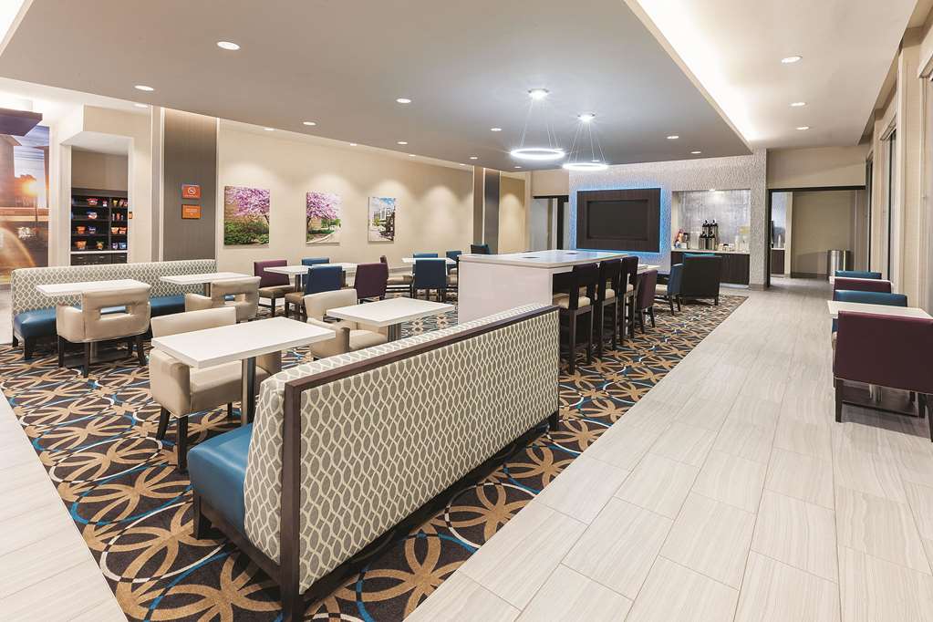 La Quinta Inn & Suites by Wyndham Terre Haute - photo 3