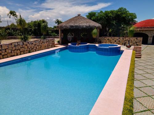 Escápate a una quinta con alberca asador y diversión en familia — hotel in San Gabriel