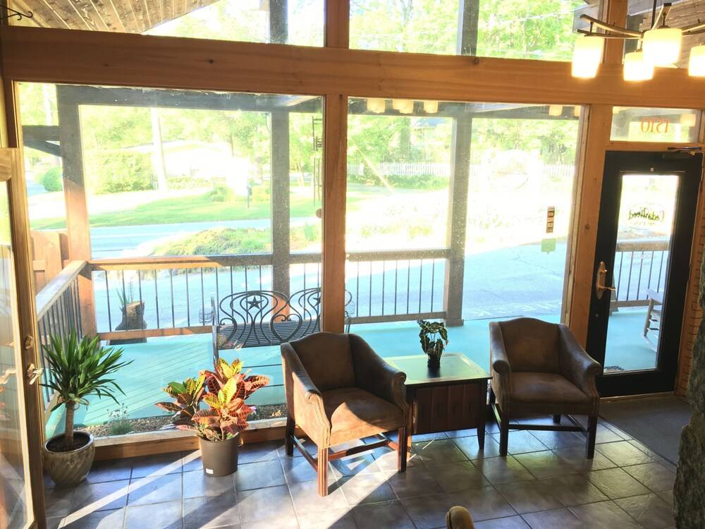 CedarWood Inn - photo 5