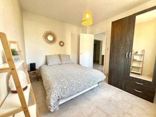 Charmant T2 de 42m2 Calme Tout Equipe Parking Gratuit in Nimes, France