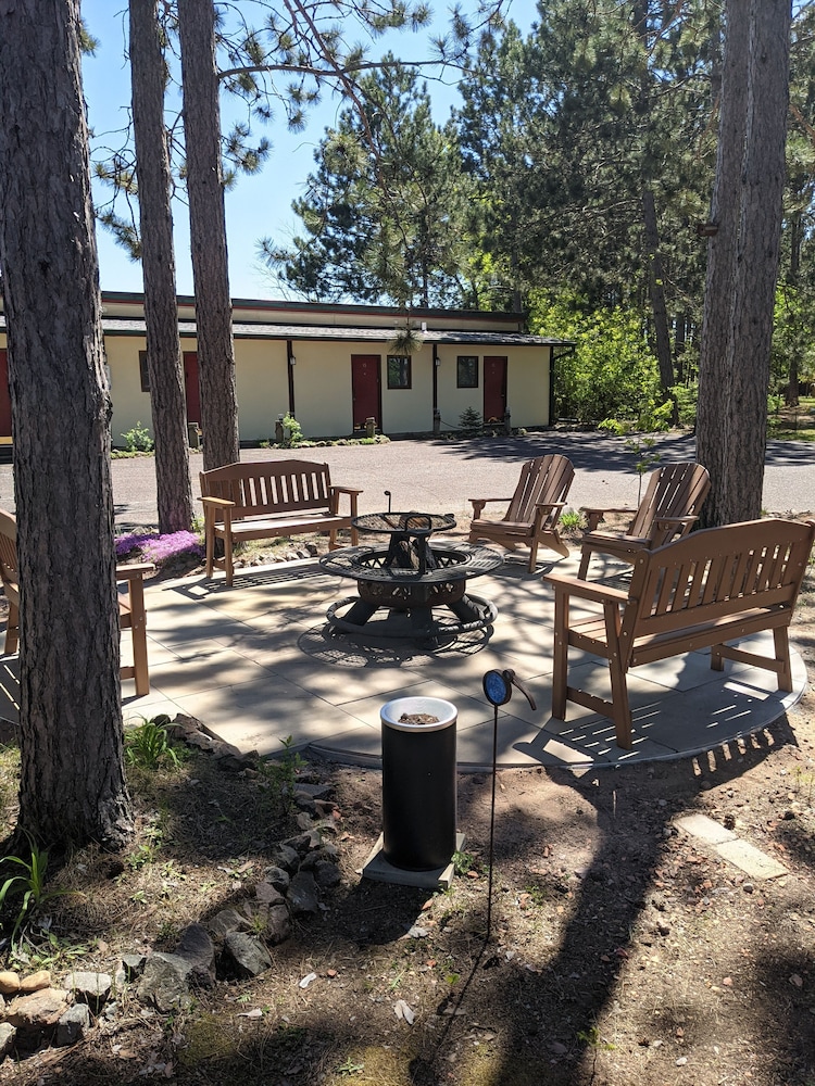 The Riverside Motel - photo 14