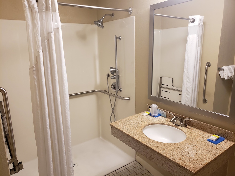 Holiday Inn Express Pittsburgh North by IHG - photo 31