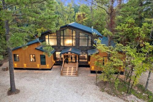 On Creek HUGE Deck Elegant Luxury Sleeps 15 in Broken Bow, United States