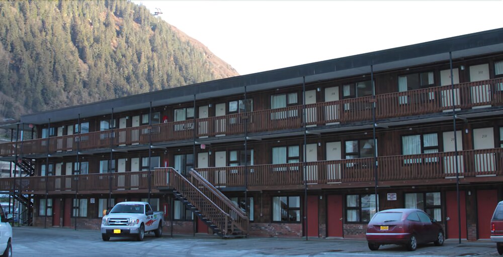 The Driftwood Hotel - photo 23