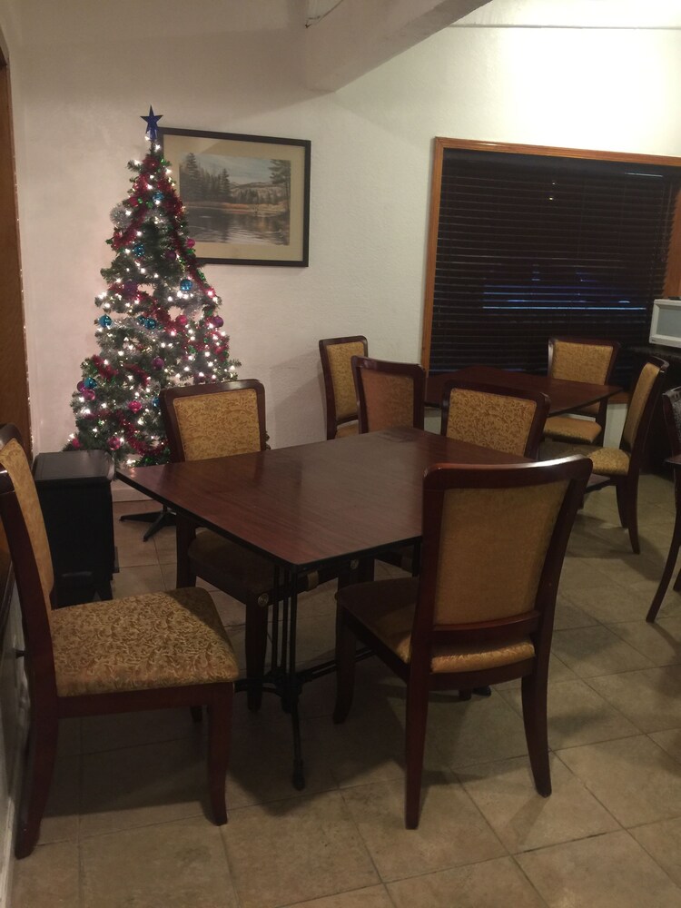 Econo Lodge - photo 21