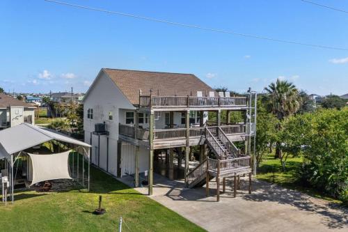 Central 2BR 2BA Easy Beach Access Sleeps 10 in Bolivar Peninsula, United States
