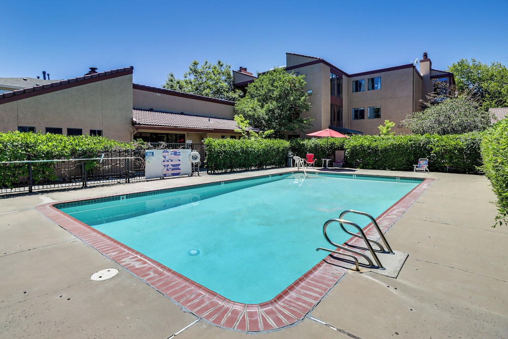 Walk to Virginia Lake Reno Condo with Balcony