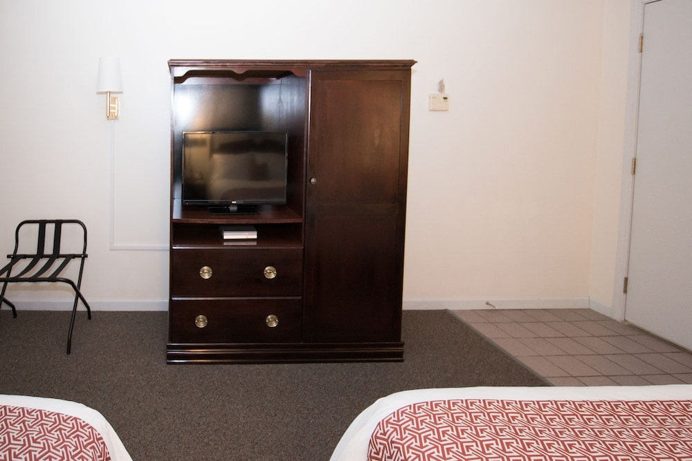 Chalet Motel Mequon - photo 11