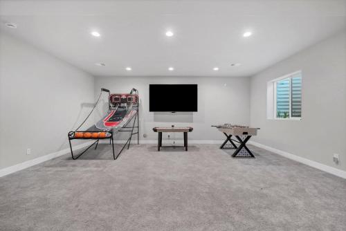 Luxe 6BD Gem in Johnstown Tons of Games Firepit in Johnstown, United States