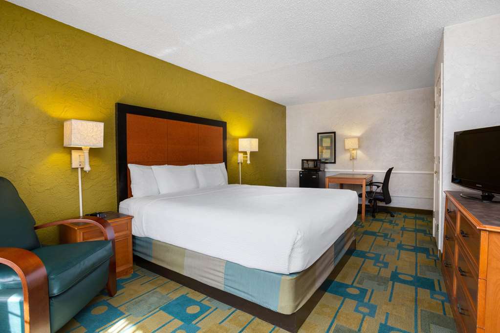 La Quinta Inn Tampa Airport Stadium Westshore - photo 13