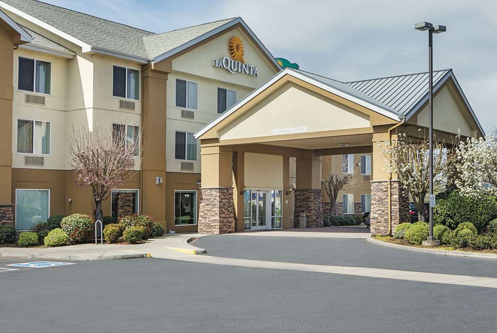 La Quinta Inn & Suites by Wyndham Central Point Medford - photo 4