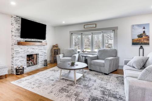 Acres Away Spacious Maine Retreat with Bunkhouse — 4-Star Luxury Hotel in Eliot, United States