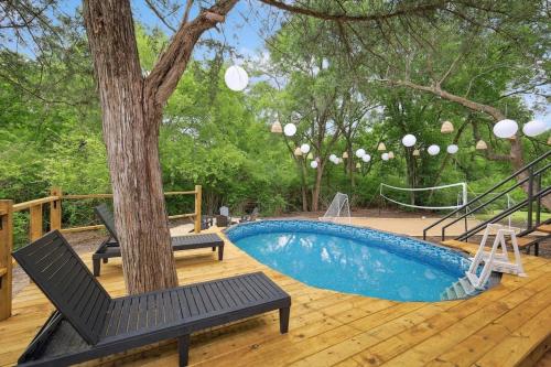 Tropical Oasis Pool Beach Volleyball Firepit — 4-Star Luxury Hotel in Lancaster, United States