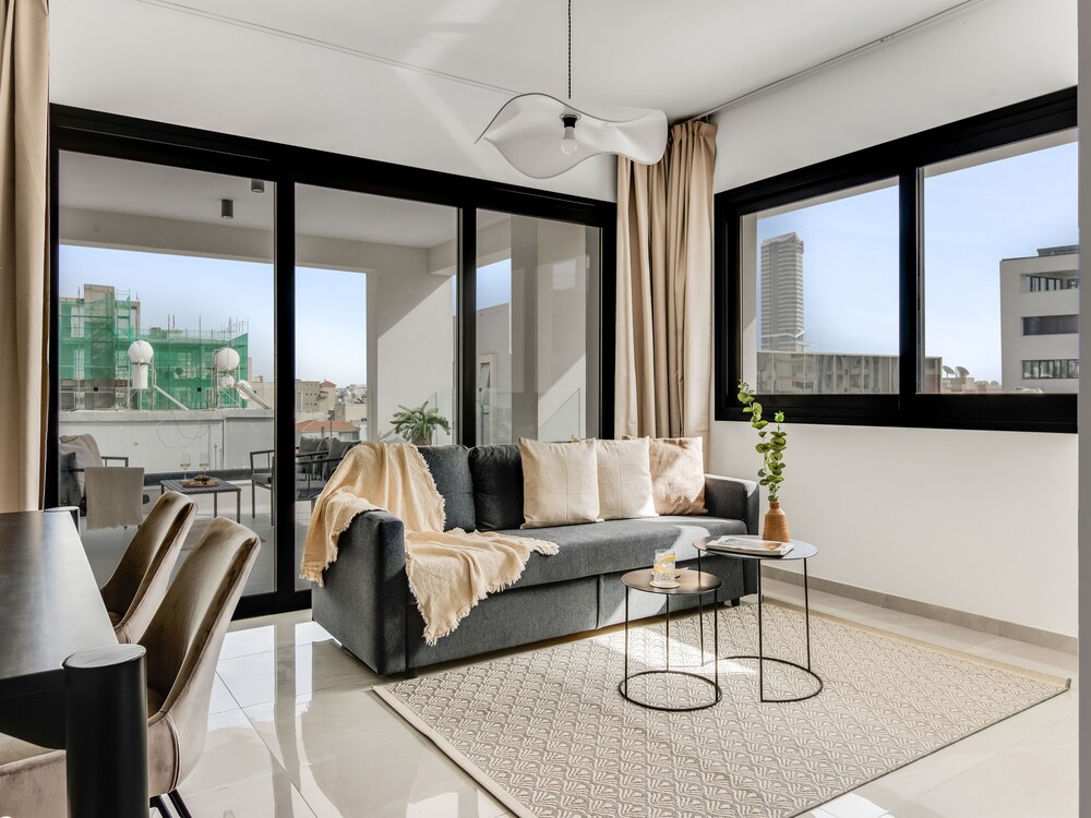Sanders Premier Lovely 2 bdr apt With Balcony
