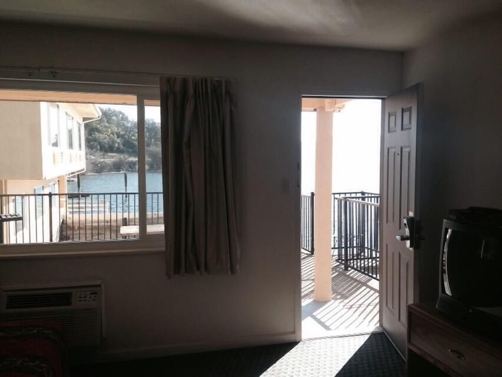 Lake Marina Inn - photo 7
