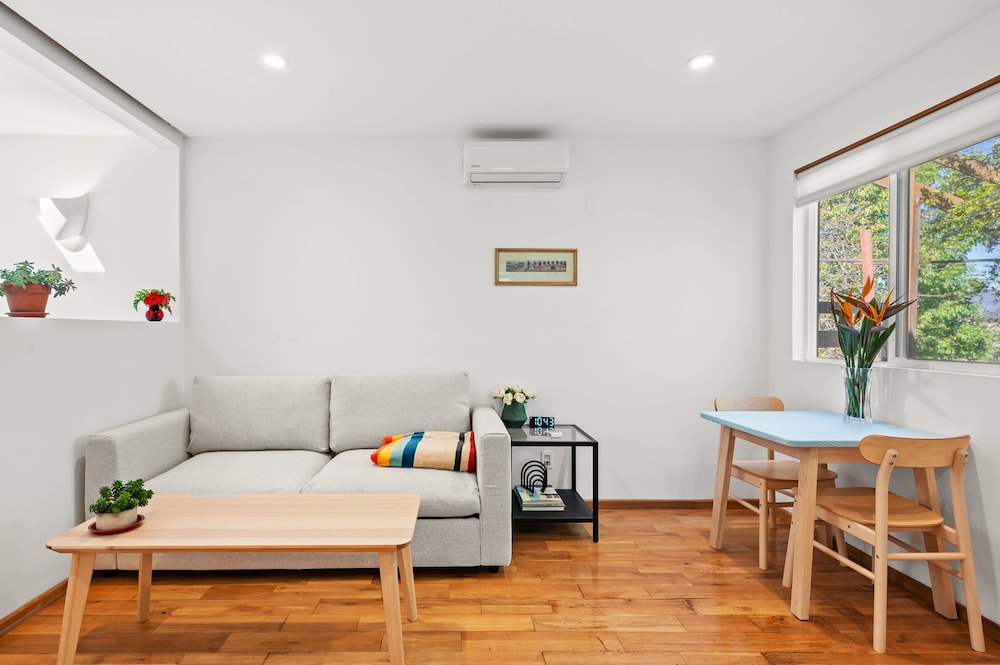 Scenic Retreat With Deck Stunning Views in LA in Glendale, United States