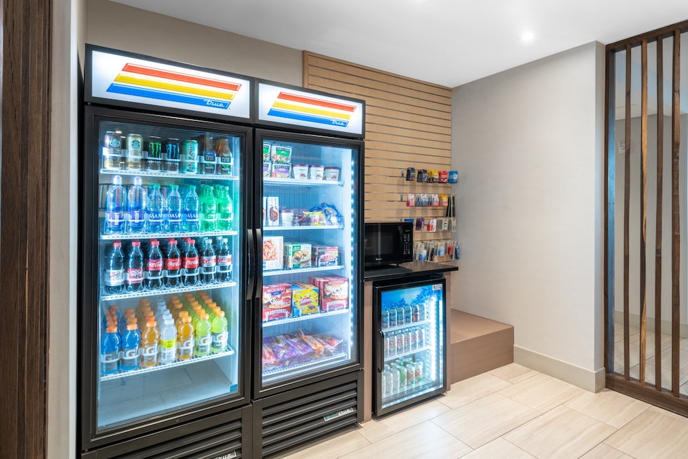 Holiday Inn Express & Suites Phoenix Airport North by IHG - photo 107