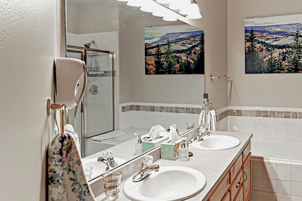Family friendly 3 Bedroom Vacation Rental in West Keystone Resort Along the Snake River With Pool and Hot Tub - photo 27