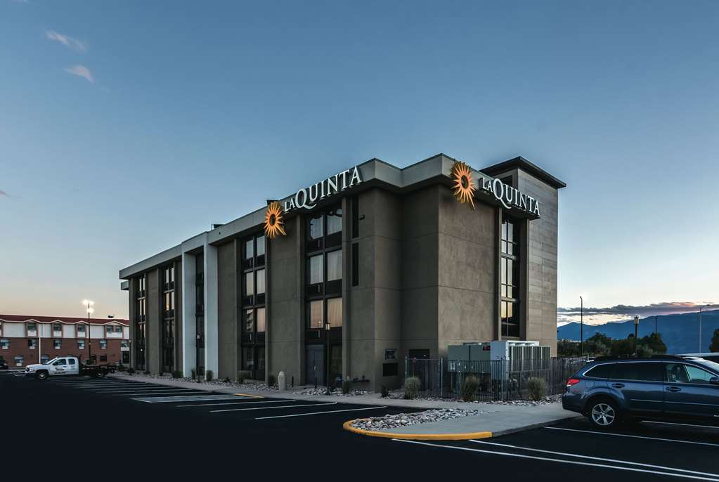 La Quinta Inn & Suites by Wyndham Colorado Springs North - photo 4