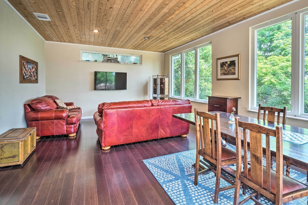 Pet Friendly Austin Home with Deck Yard and Views — 4-Star Luxury Hotel in Austin, United States