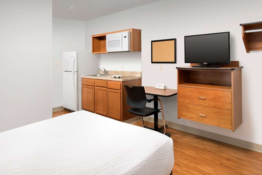 WoodSpring Suites Cleveland Airport - photo 4