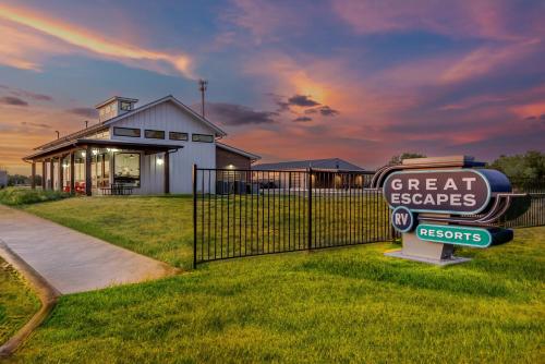 Great Escapes RV Resort Bryan College Station — hotel in Bryan