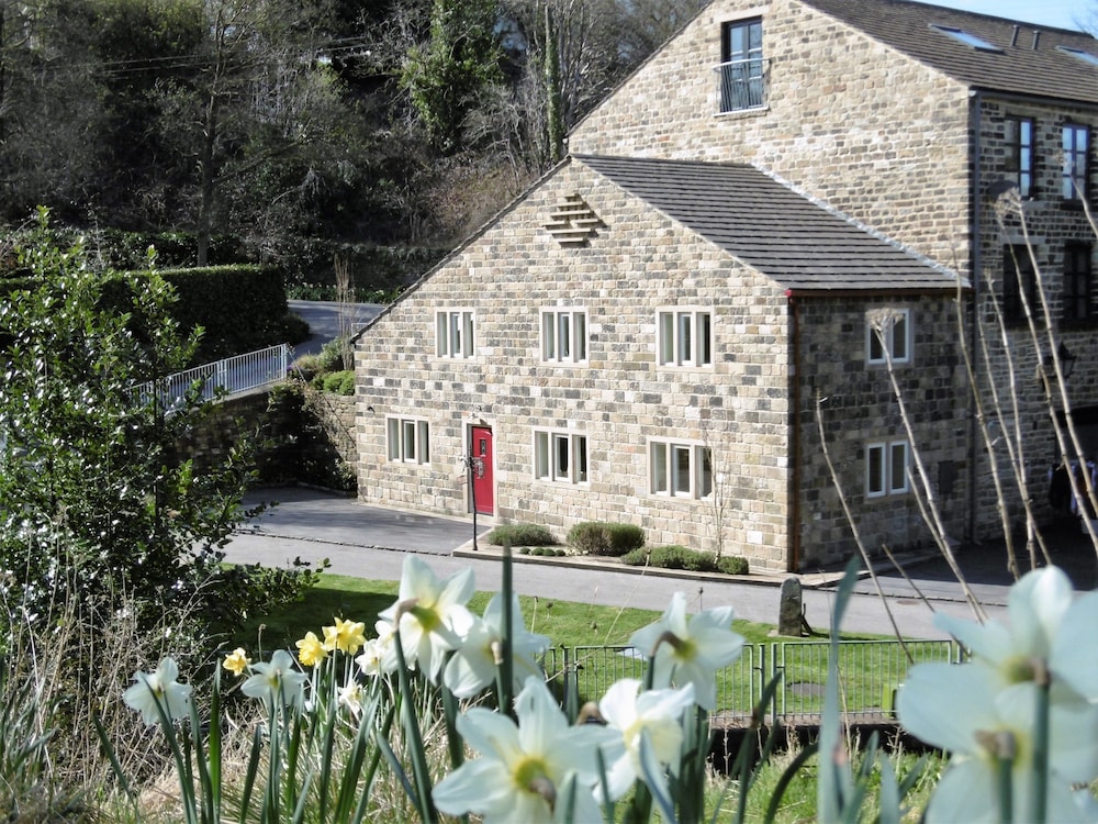 Hewenden Mill Cottages — 4-Star Luxury Hotel in Bradford, United Kingdom
