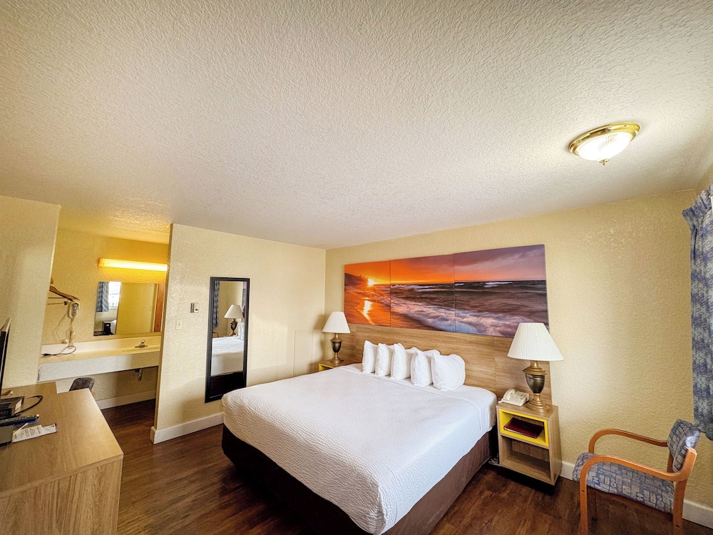 Days Inn by Wyndham Mackinaw City Lakeview - photo 17