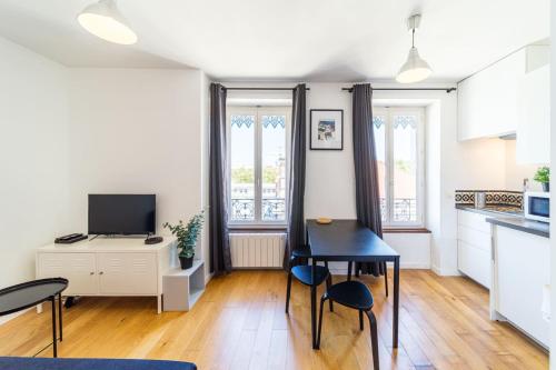 Le Petit Chaponnay Charming Apartment for 2 Near Saxe Gambetta