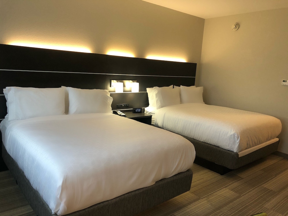 Holiday Inn Express & Suites Warrensburg North by IHG - photo 16