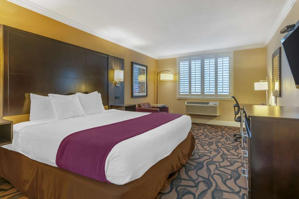 Best Western Plus Airport Plaza - photo 4