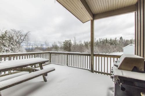 Executive BBQ Full Kitchen Washer Dryer Sauna Backyard Parking Air Conditioning in Unknown City, Canada