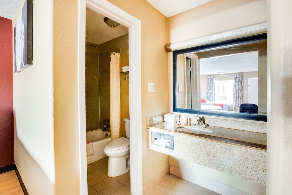 OYO Hotel Tyler Northwest Mineola Hwy - photo 25