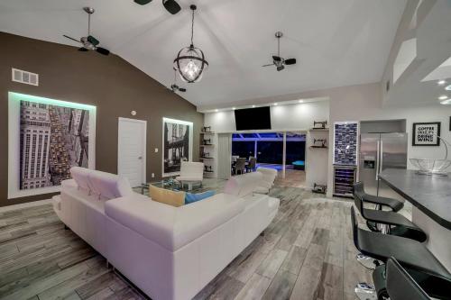 Villa Camelot Gulf Access — 4-Star Luxury Hotel in Cape Coral, United States