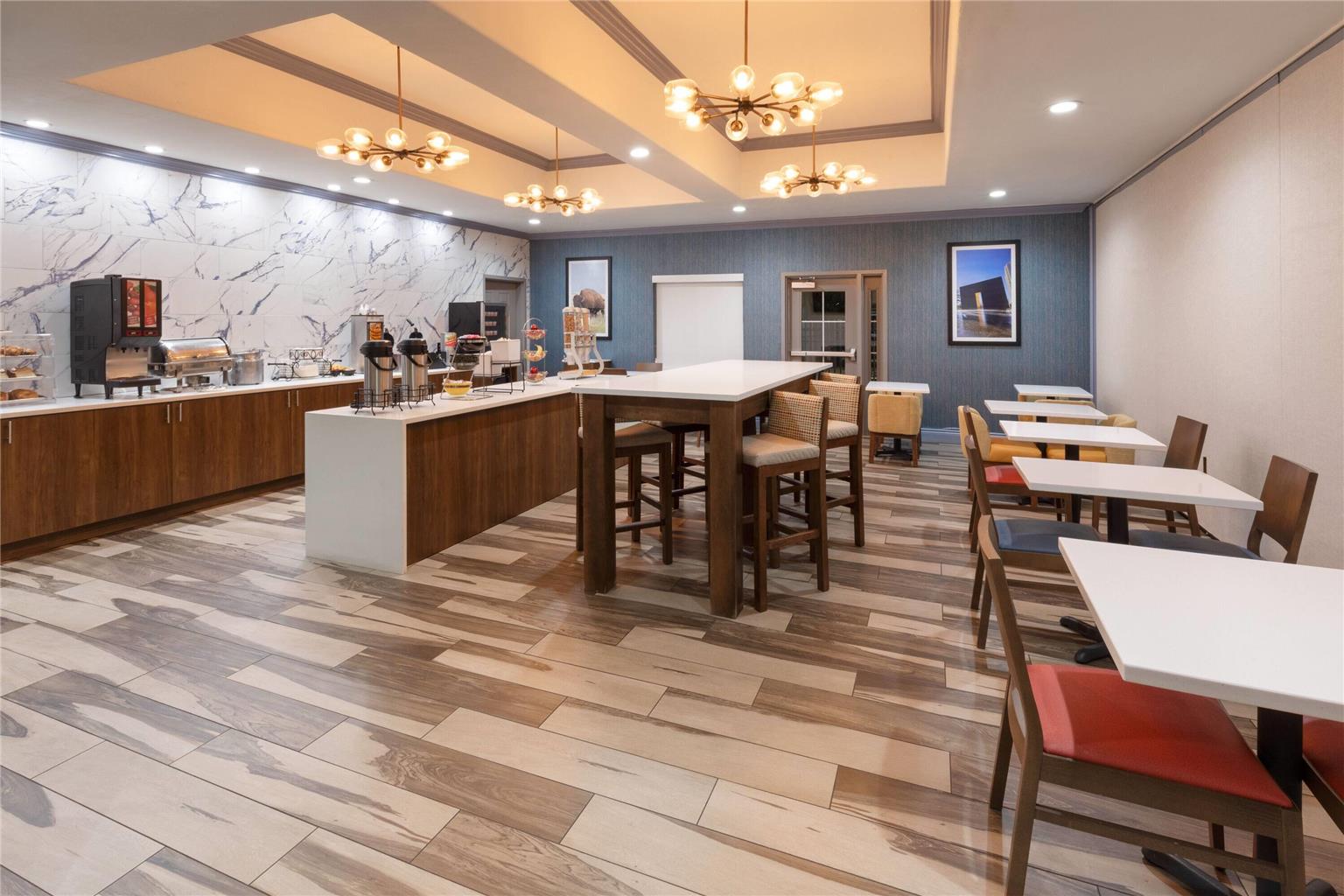 La Quinta Inn & Suites by Wyndham Oklahoma City Moore - photo 54
