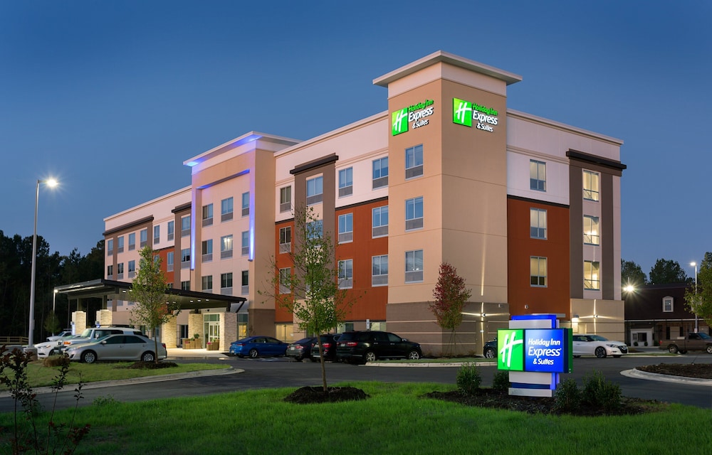 Holiday Inn Express & Suites Fayetteville South by IHG in Fayetteville, United States