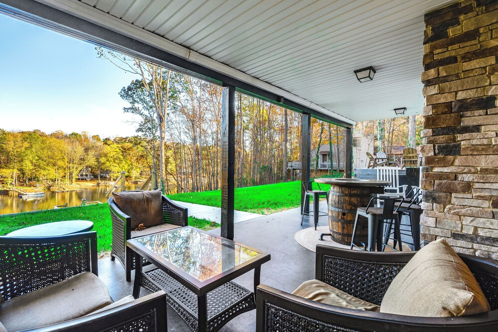 Dock Hot Tub At High Rock Lake Retreat — Lexington