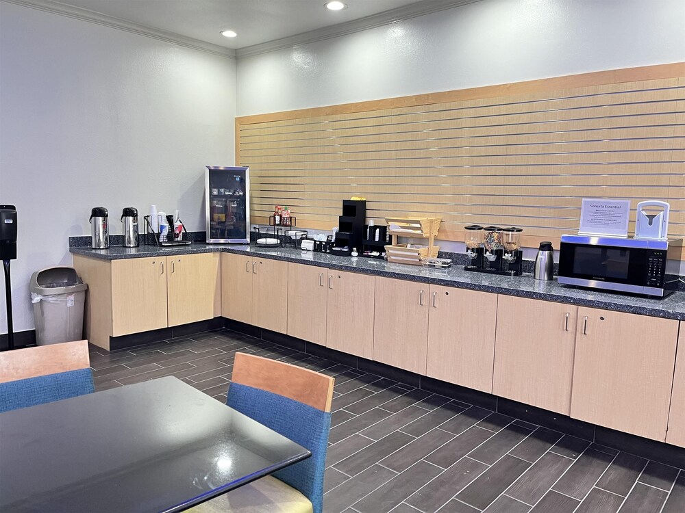 Sonesta Essential North Houston - photo 36