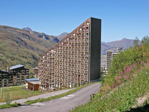 Caron - carbon neutral hotel in Unknown City