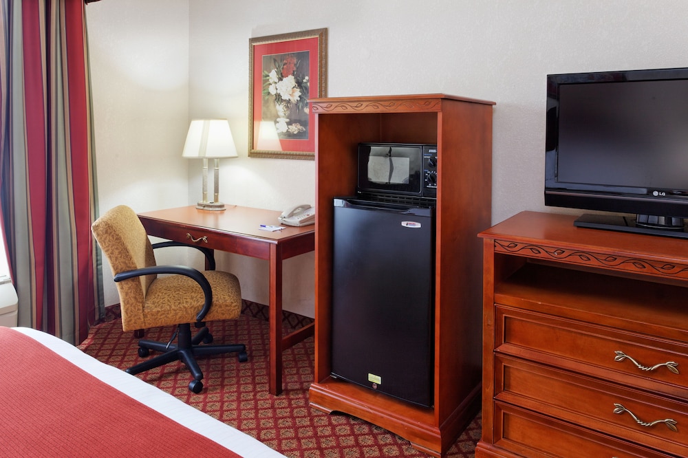 Holiday Inn Express Hotel & Suites Tupelo by IHG - photo 11