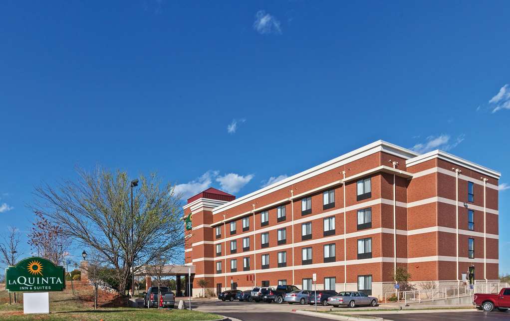 La Quinta Inn & Suites by Wyndham Edmond - photo 3