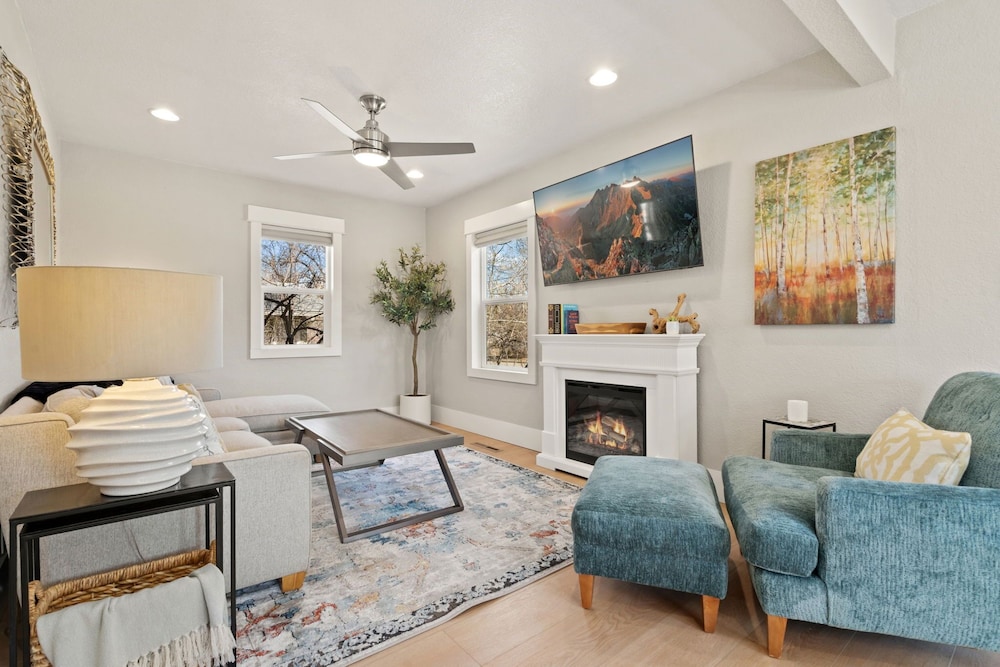 CSU Hideaway King Bd Backyard Oasis EV Charger — 4-Star Luxury Hotel in Fort Collins, United States