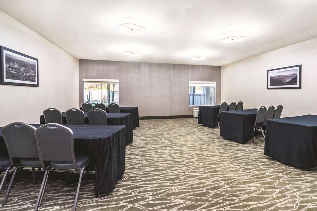 La Quinta Inn & Suites by Wyndham Loudon - photo 39